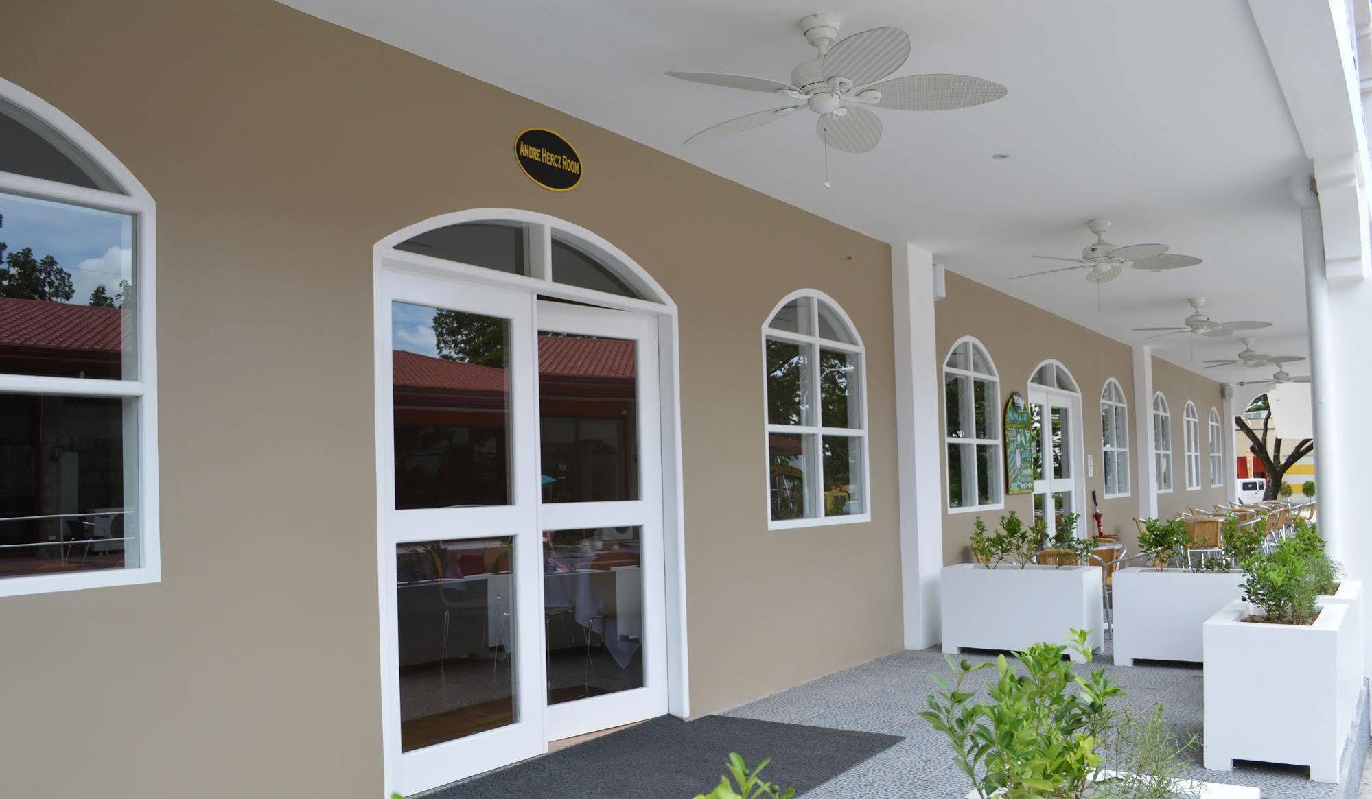 Kingsley'S Hotel And Gastro Pub Mabalacat Ngoại thất bức ảnh