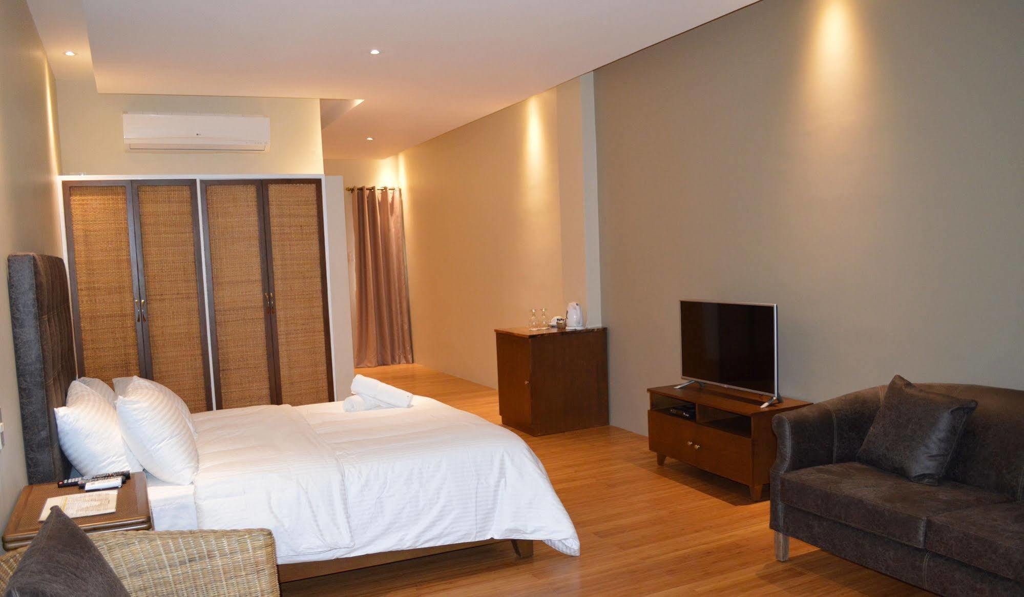 Kingsley'S Hotel And Gastro Pub Mabalacat Ngoại thất bức ảnh