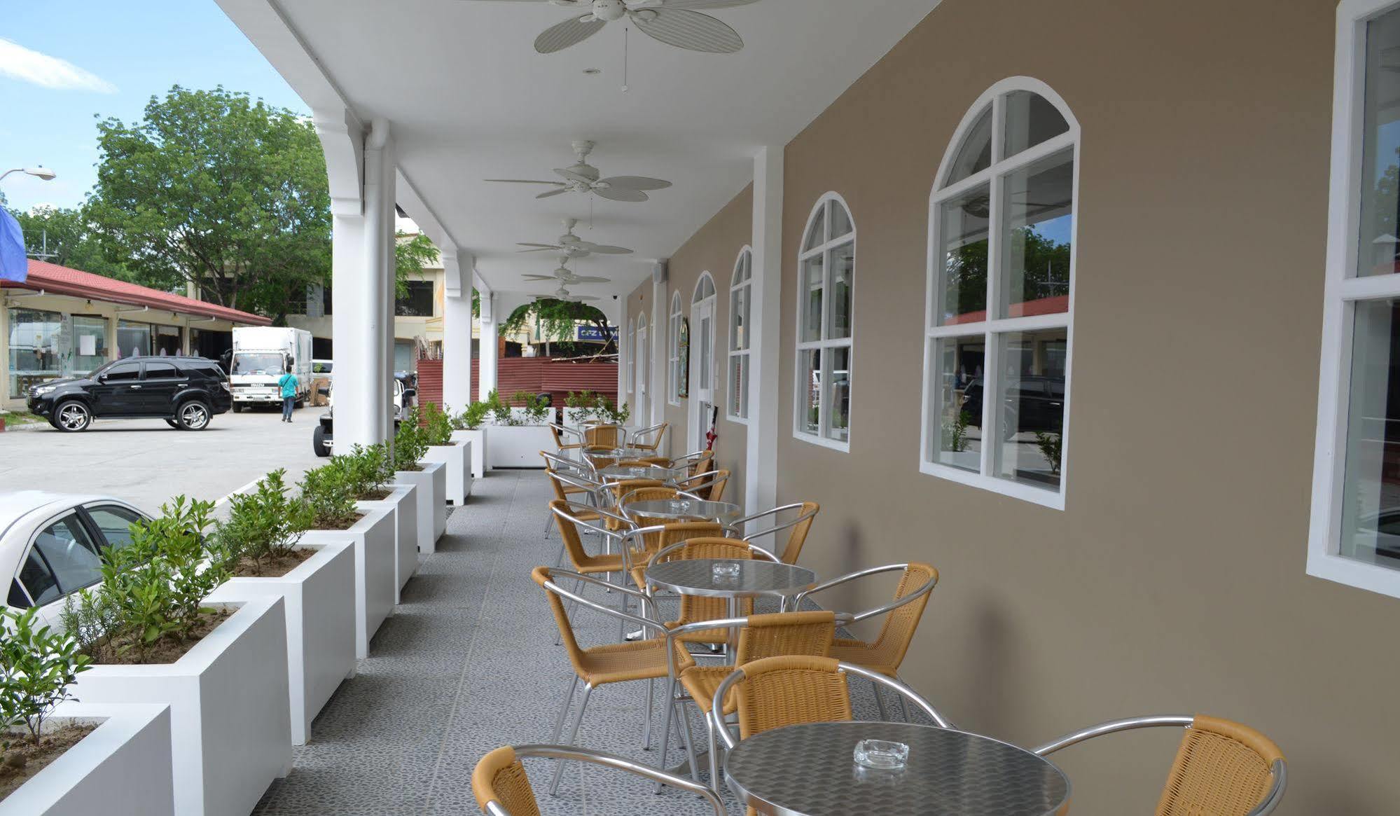 Kingsley'S Hotel And Gastro Pub Mabalacat Ngoại thất bức ảnh