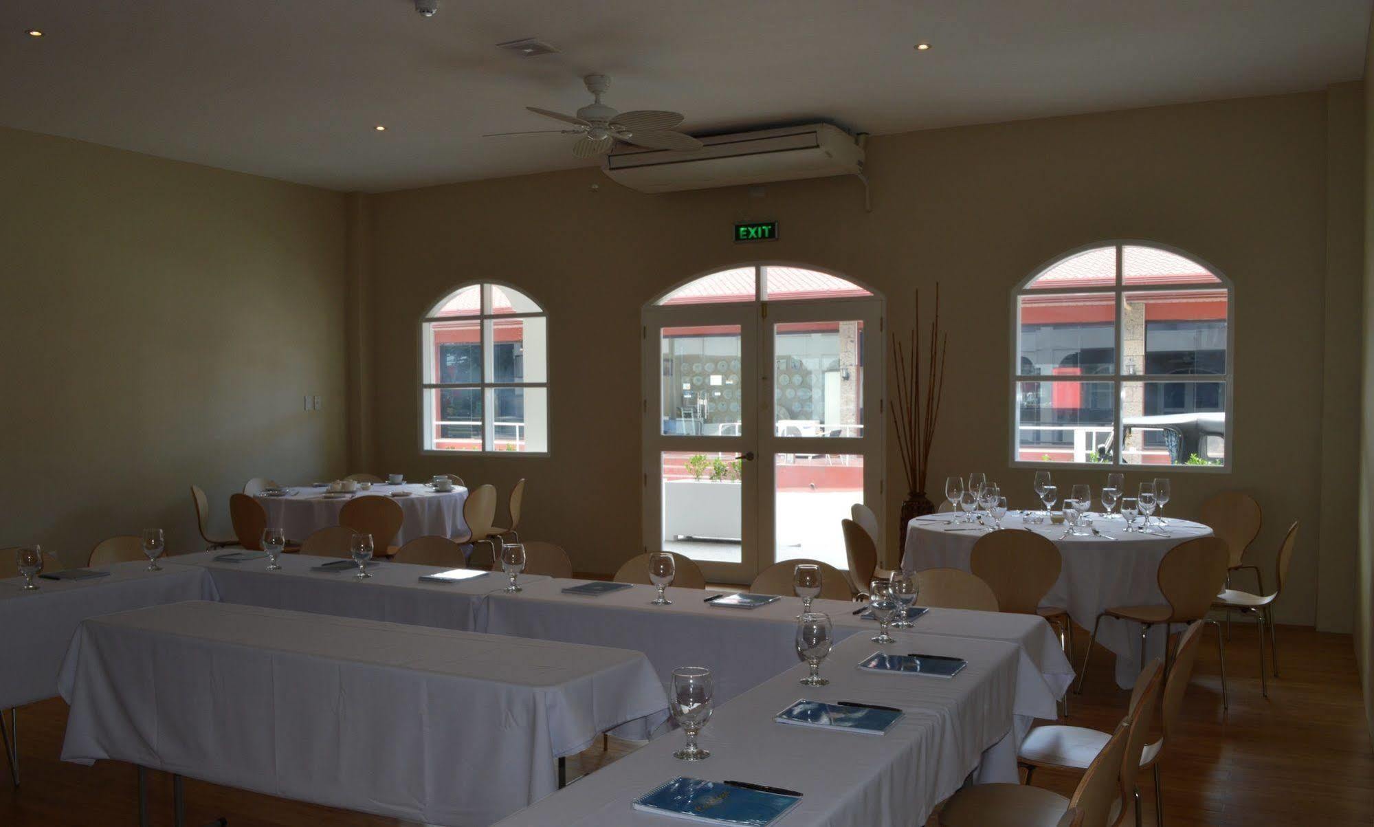 Kingsley'S Hotel And Gastro Pub Mabalacat Ngoại thất bức ảnh