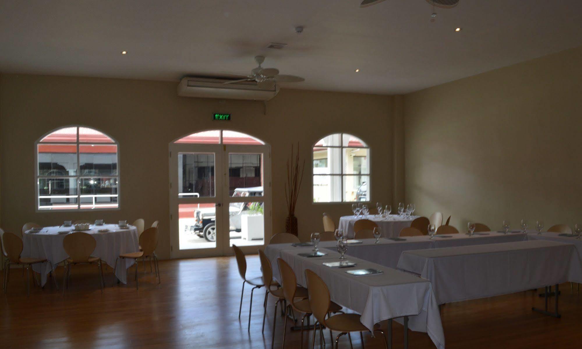Kingsley'S Hotel And Gastro Pub Mabalacat Ngoại thất bức ảnh