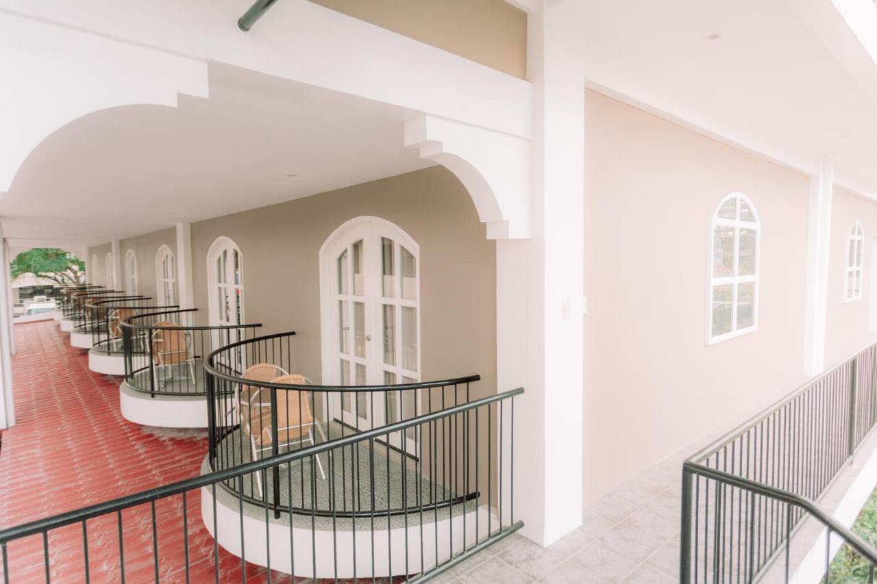 Kingsley'S Hotel And Gastro Pub Mabalacat Ngoại thất bức ảnh